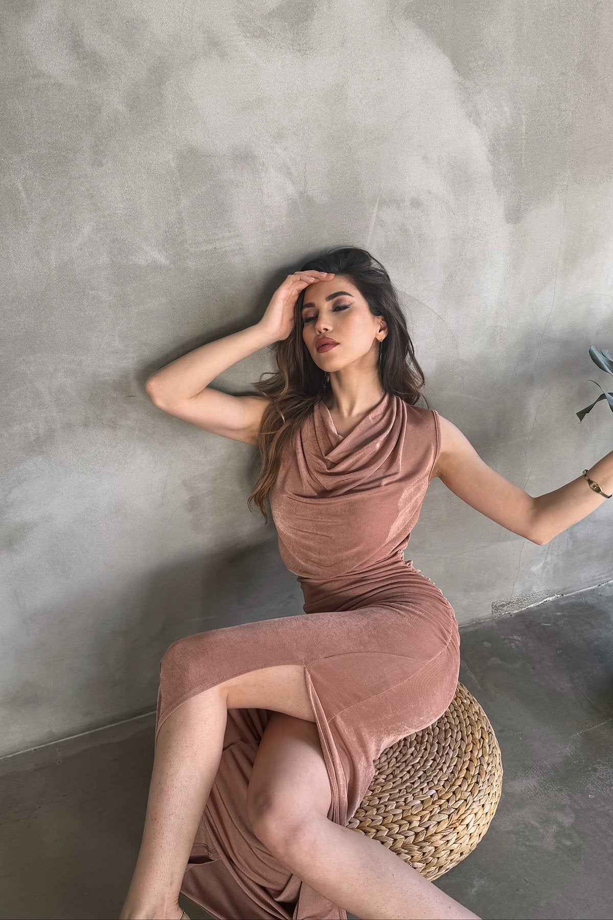 Dökük Yaka Derin Yırtmaçlı Maxi Boy Buzzy Elbise