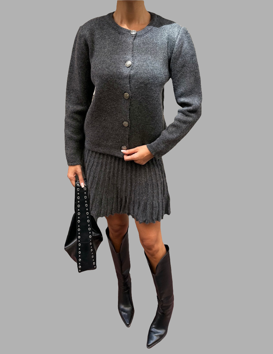 🌸 Bisiklet Yaka Hırka ve Pile Detaylı Etek Triko Takım 🌸
Zarif ve modern detaylarıyla öne çıkan bu triko takım, gardırobuna hem şıklık hem de rahatlık katıyor. Bisiklet yaka hırkası sade ve zamansız bir görünüm sunarken, pile detaylı eteği feminen bir