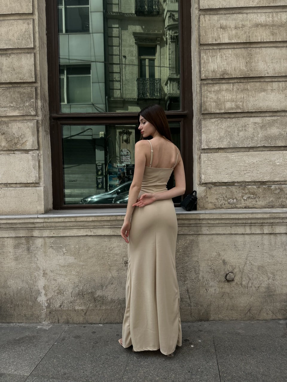 Bej Çift Yırtmaçlı Uzun Elbise – Modern ve Çekici
