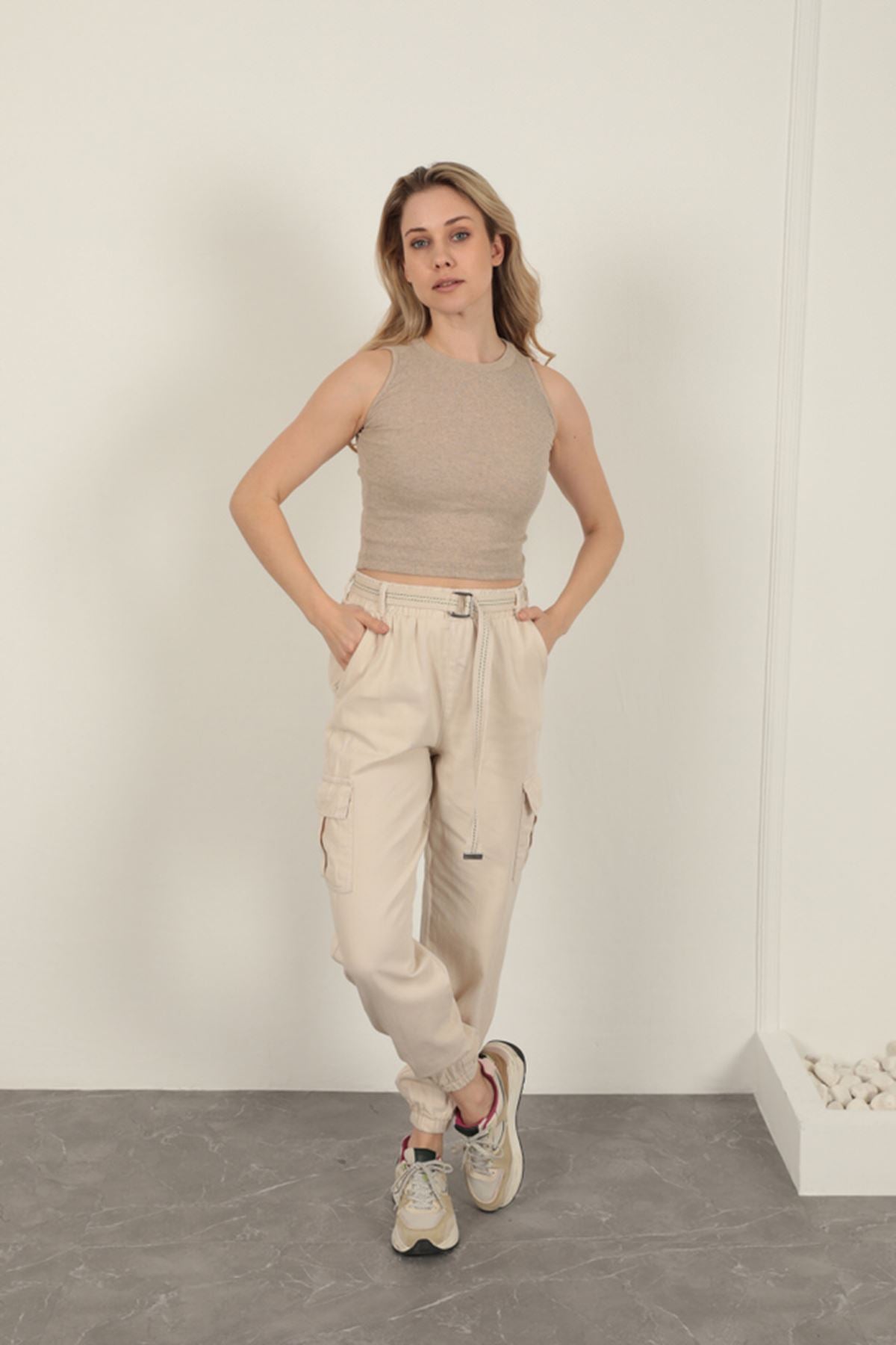 Gabardin Kumaş Kemerli Kargo Kadın Pantolon-Bej