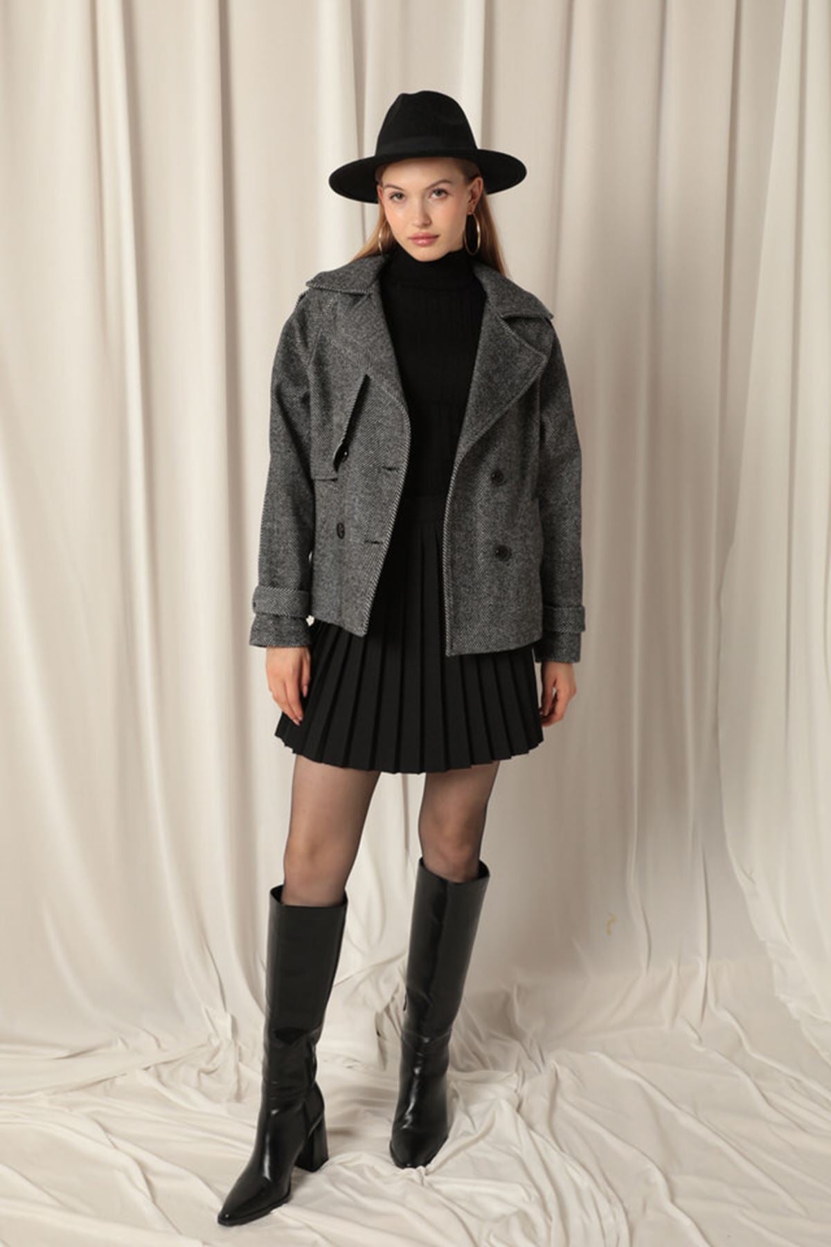 Kaşe Kumaş Balıksırtı Desen Kısa Kadın Siyah Kaban