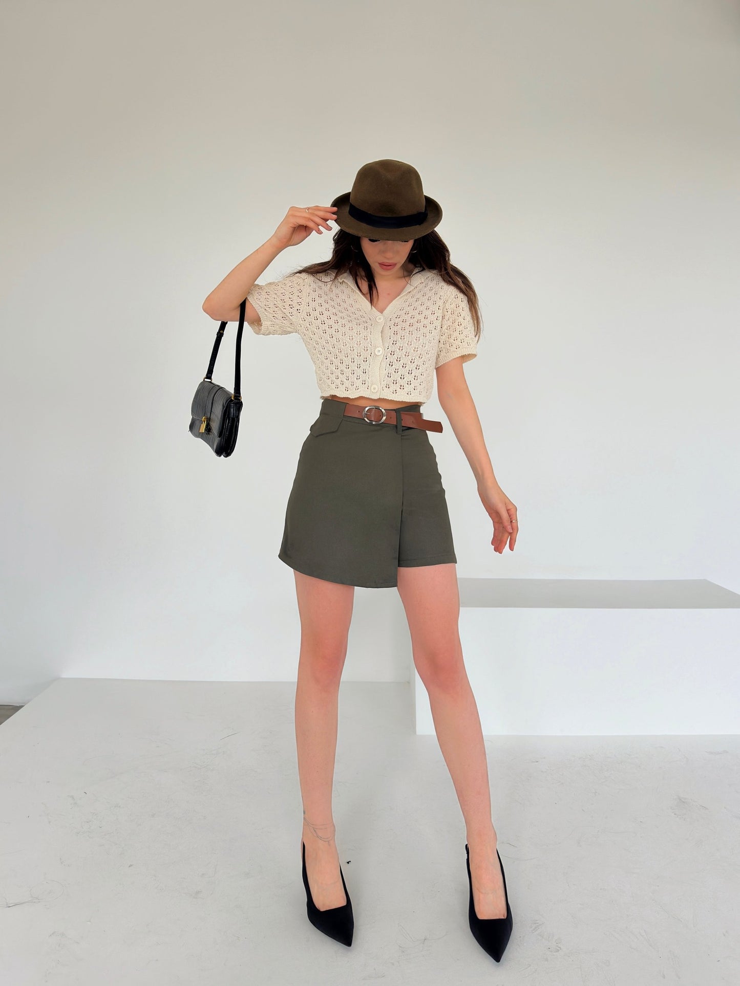 Beli Kemerli Önü Kapak Detaylı Gabardin Şort Etek