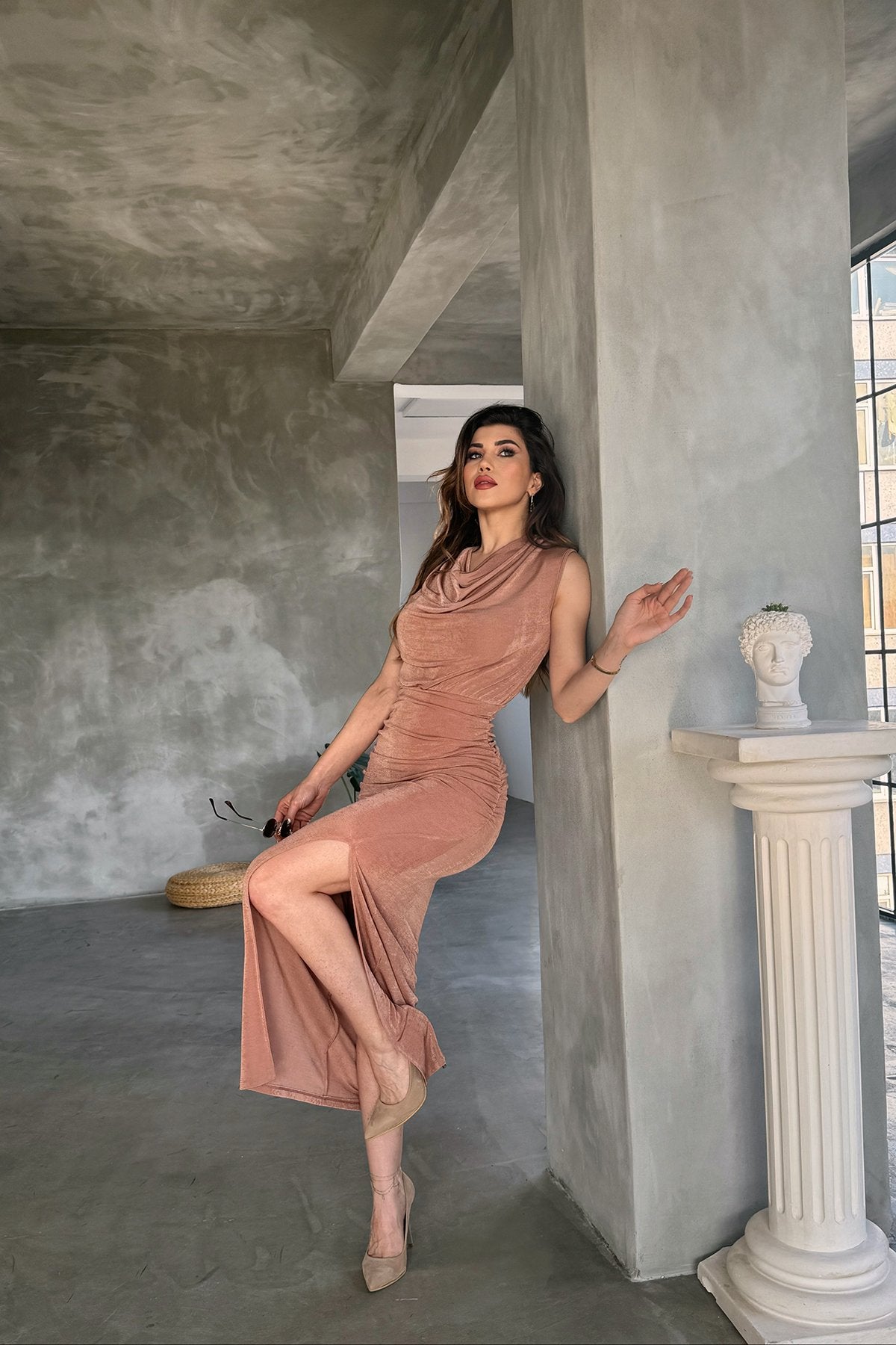 Dökük Yaka Derin Yırtmaçlı Maxi Boy Buzzy Elbise