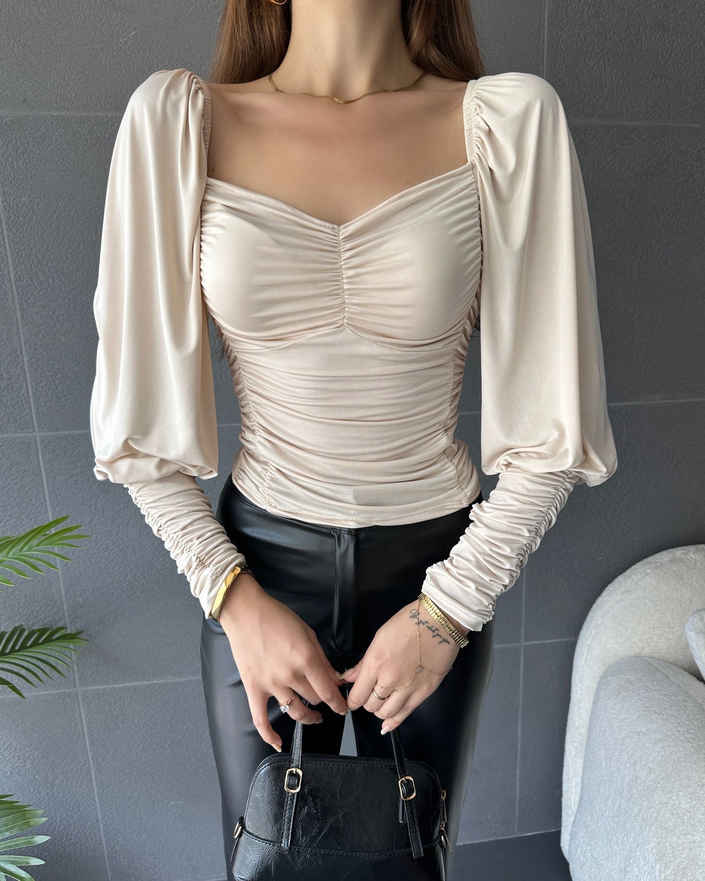 Kalp Yaka Önü Ve Manşeti Drapeli Bluz