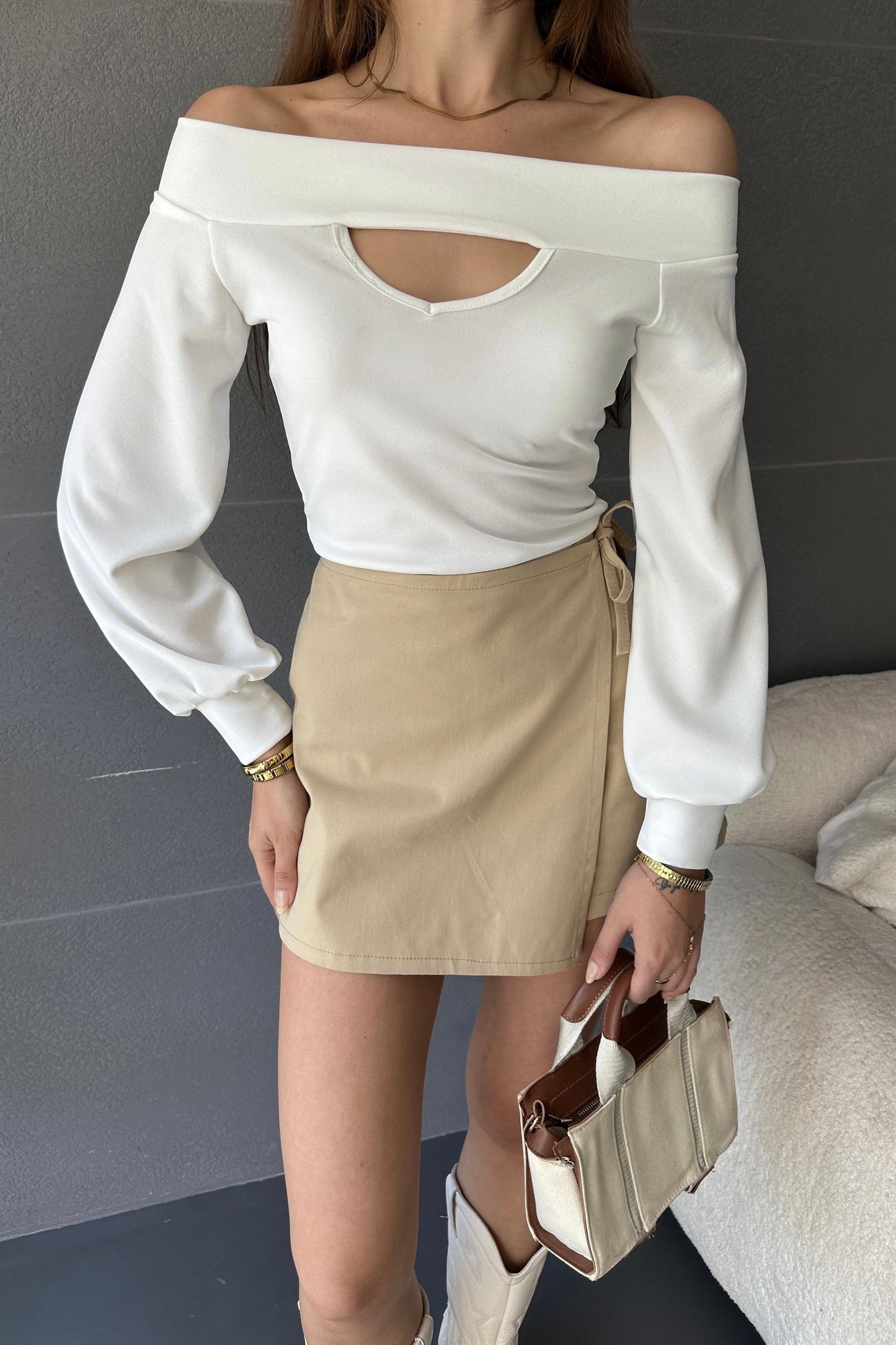 Kayık Yaka Dekolte Detaylı Kolu Manşetli Bluz