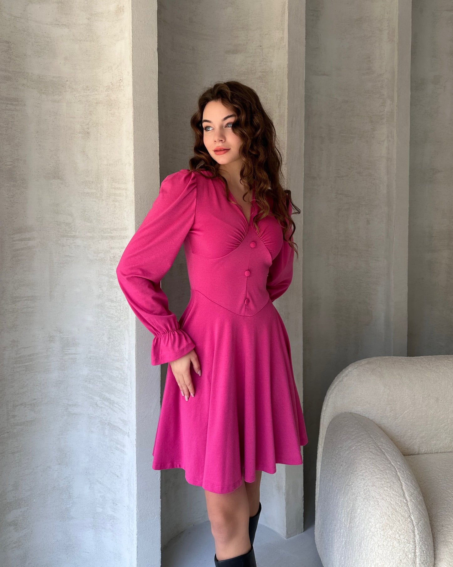 V Yaka Düğme Detaylı Mini Crep Elbise