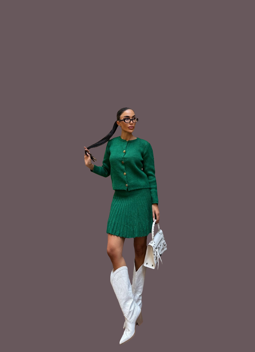 🌸 Bisiklet Yaka Hırka ve Pile Detaylı Etek Triko Takım 🌸

Zarif ve modern detaylarıyla öne çıkan bu triko takım, gardırobuna hem şıklık hem de rahatlık katıyor. Bisiklet yaka hırkası sade ve zamansız bir görünüm sunarken, pile detaylı eteği feminen bir