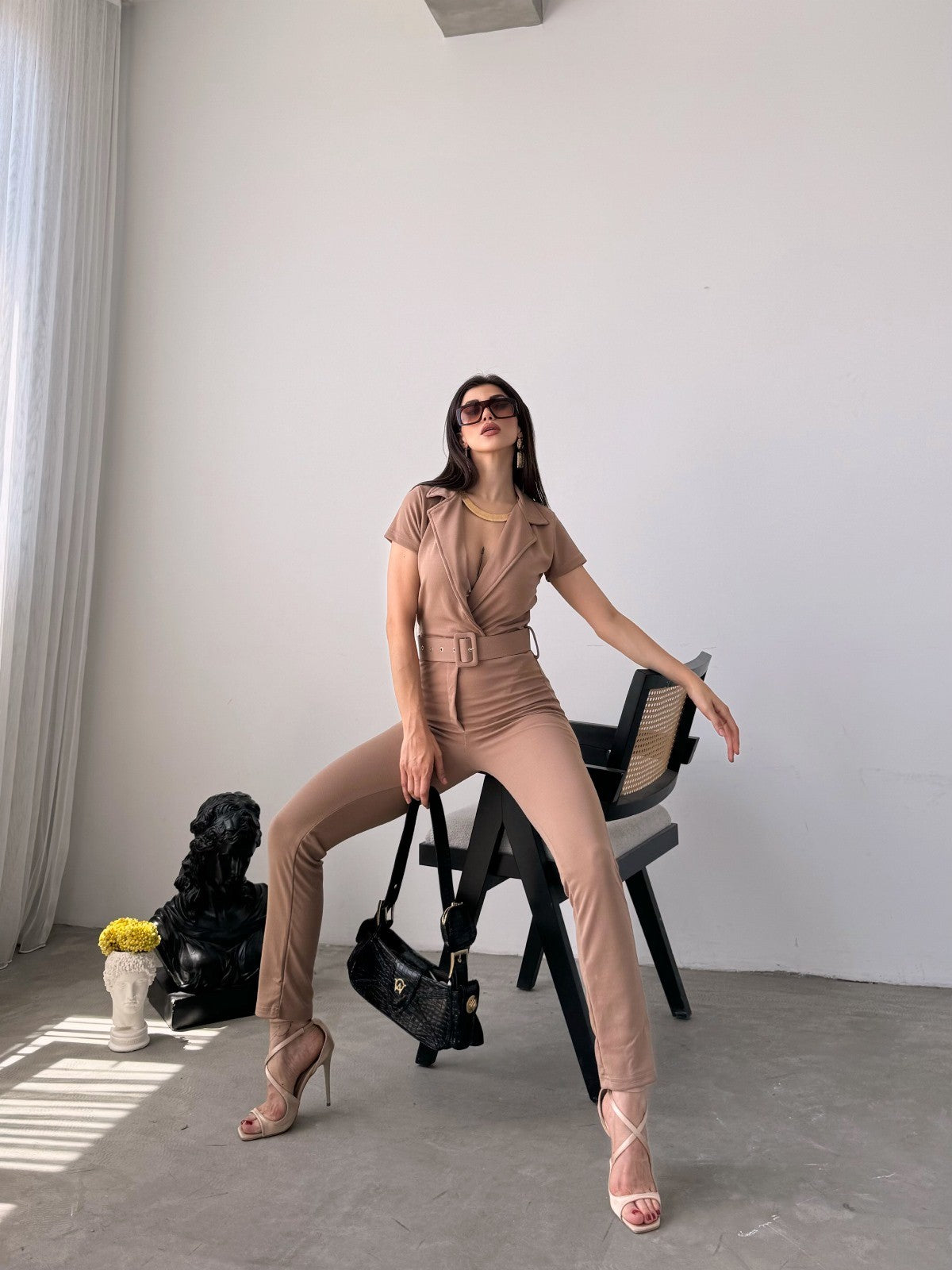 🛍 Ürün Başlığı:
Kemer Detaylı V Yaka Tulum – Vizon