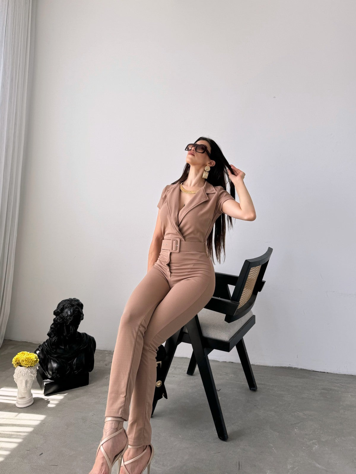 🛍 Ürün Başlığı:
Kemer Detaylı V Yaka Tulum – Vizon