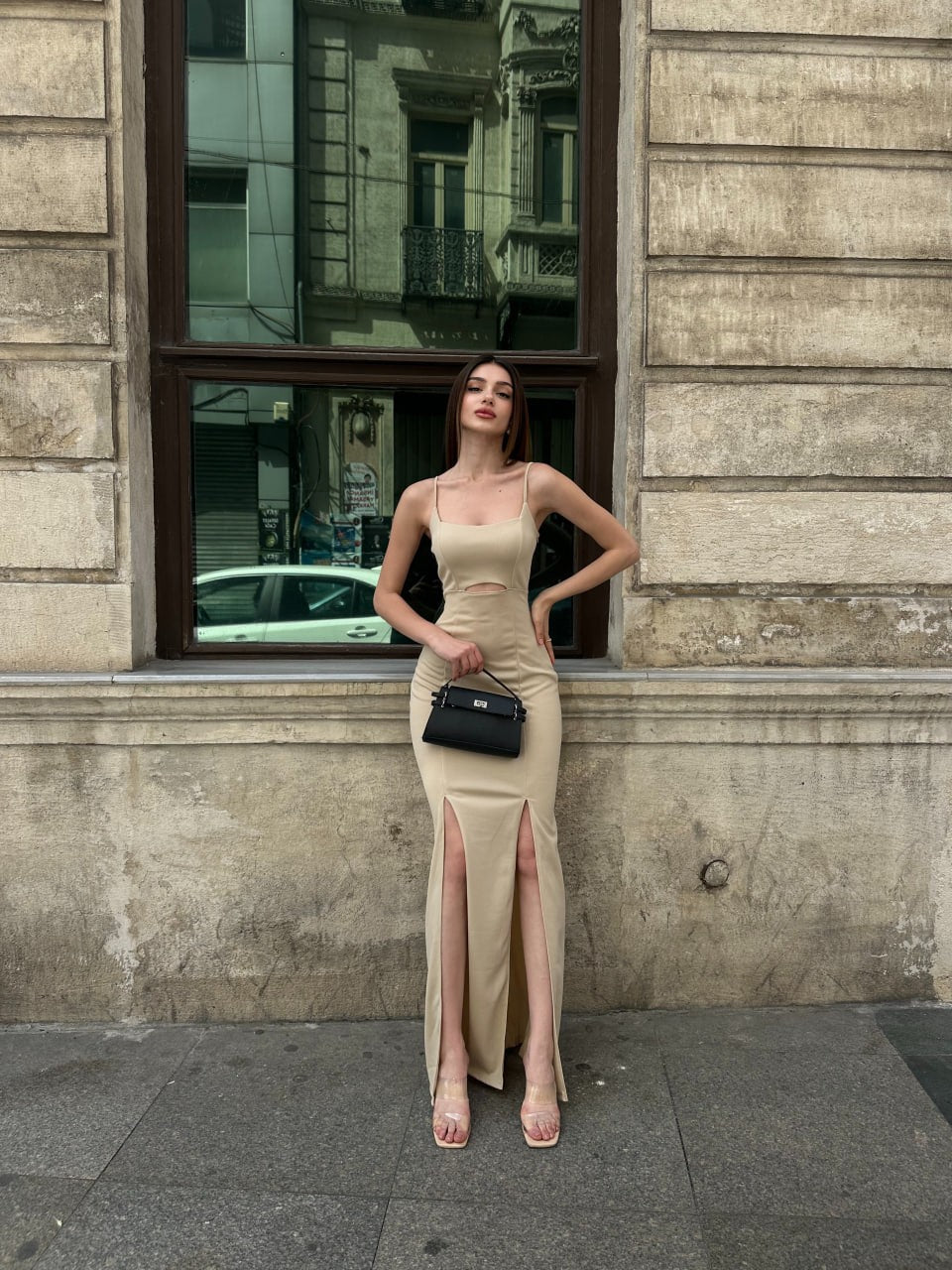 Bej Çift Yırtmaçlı Uzun Elbise – Modern ve Çekici