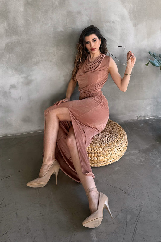 Pudra Renk Yırtmaçlı Drapeli Kadın Elbise – Zarif ve Şık Tasarım